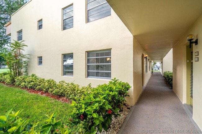 Building Photo - 244 Normandy Ln