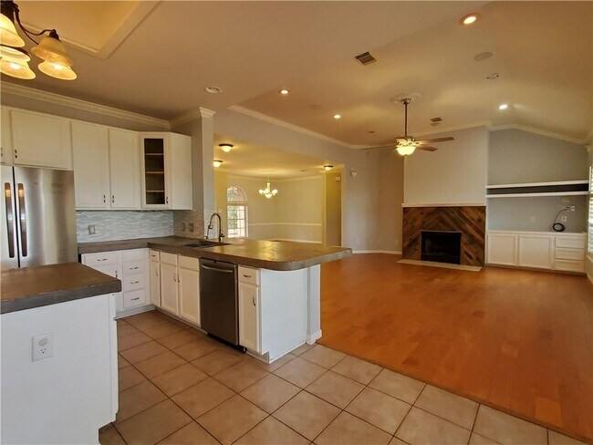 Building Photo - 10400 W Cave Loop