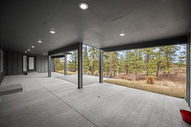 Building Photo - BEAUTIFUL Spacious Modern Grandview Single Level Home!