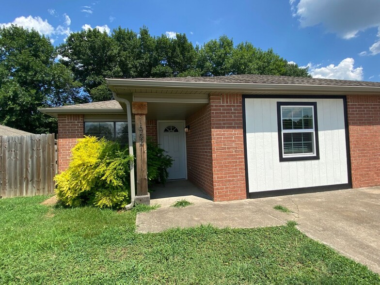 Primary Photo - 1660 N Dawn Dr