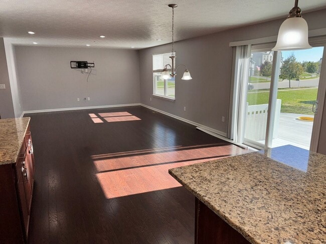 Building Photo - 4-Bedroom House for Rent