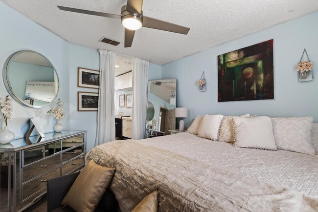 Building Photo - 805 Old Bridge Rd