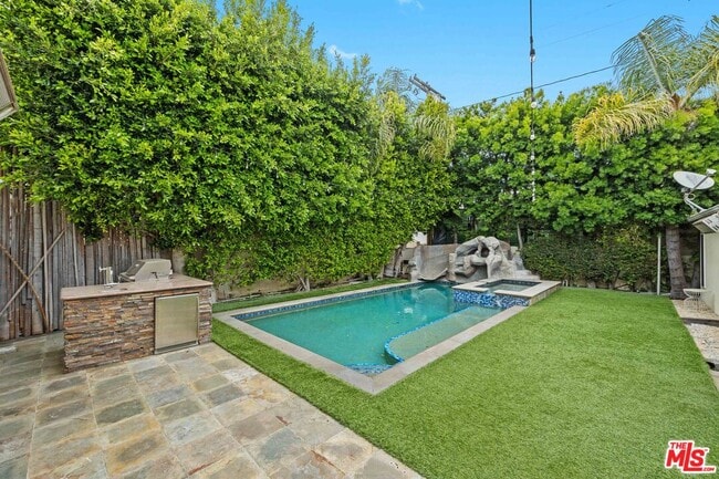 Building Photo - 9033 Cresta Dr