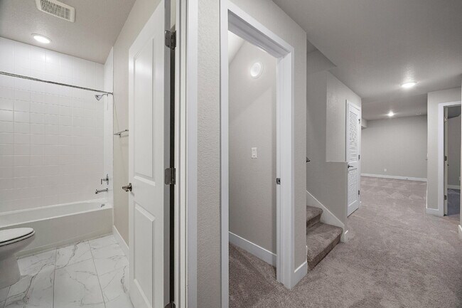 Building Photo - Modern 4 Bedroom, 2 Bathroom Westside Home with Balcony Views of Garden of the Gods!