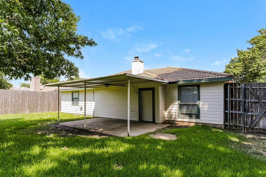Building Photo - 7312 Meadow Creek Dr