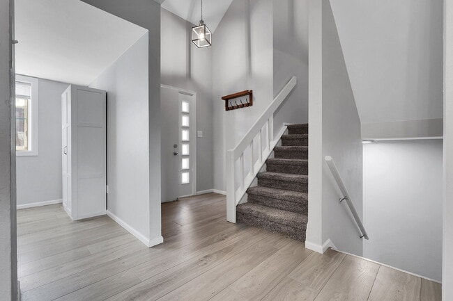 Building Photo - $3,000 - 3 Bed, 2.5 Bath Townhome with Fin...