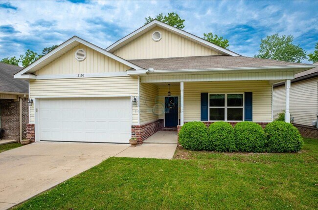 Building Photo - Gorgeous Find In West Little Rock!