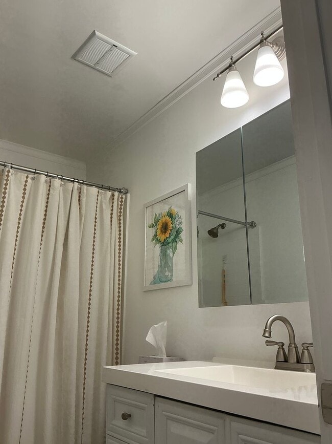 Building Photo - Exceptional 2 bedroom Condo