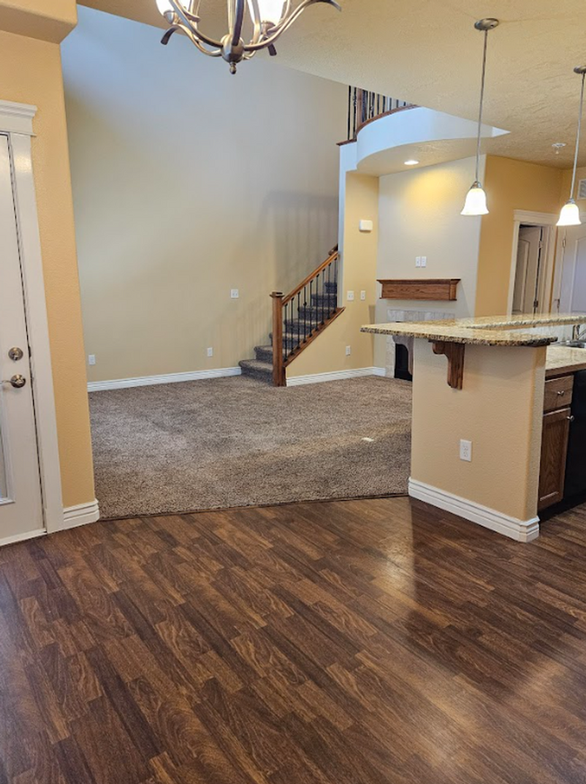 Building Photo - Centrally located 3bed/2.5bath townhome w/...