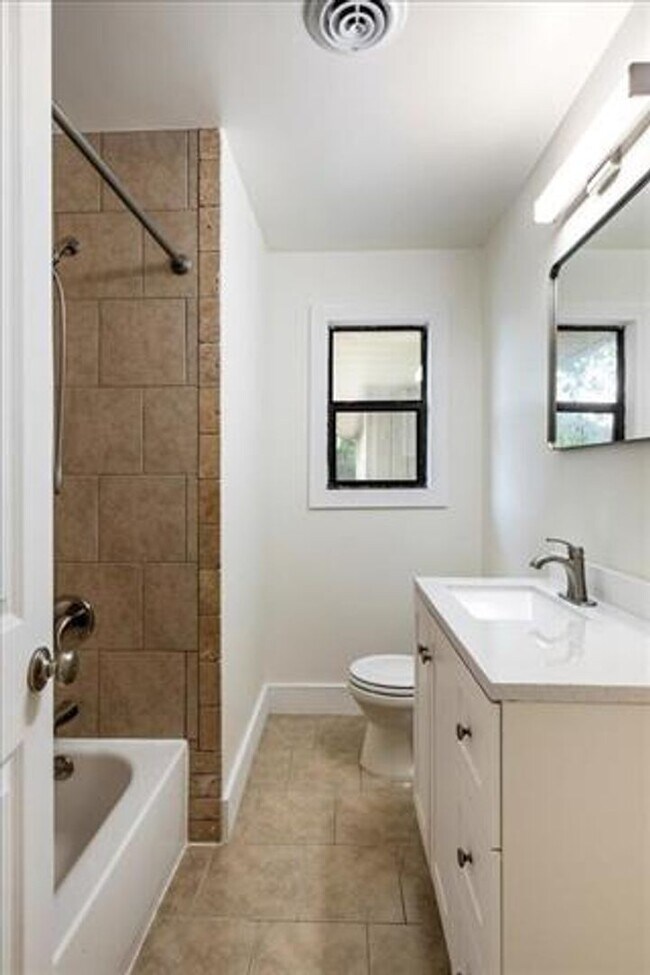 Building Photo - 3 Bedroom, 1.5 Bath Beauty!
