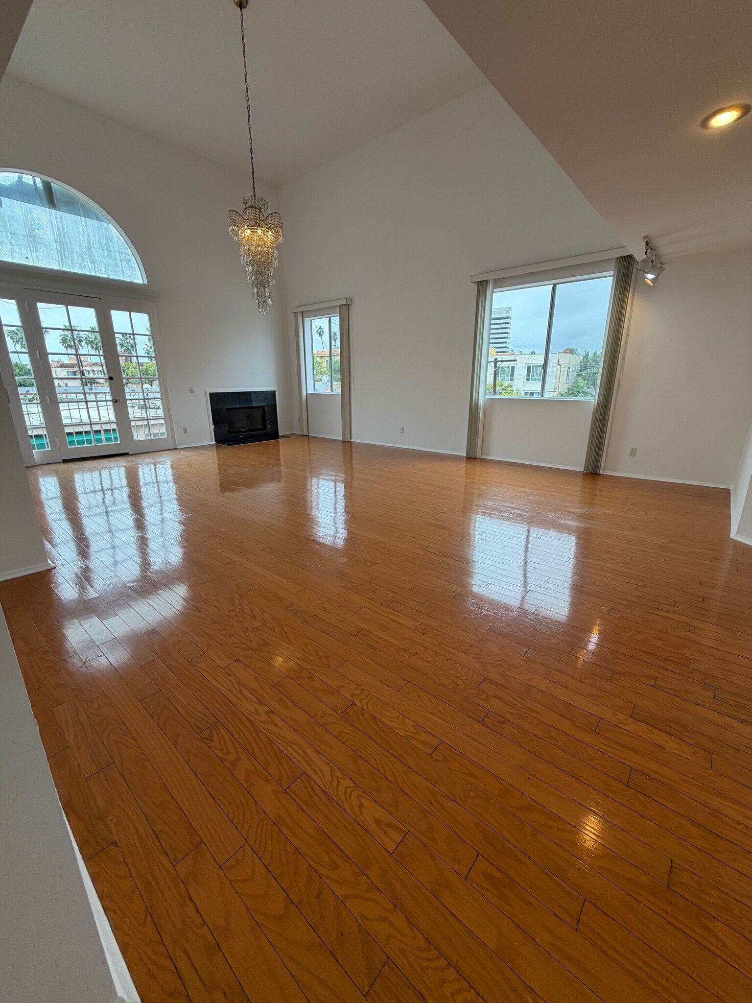 Building Photo - 1409 S Saltair Ave