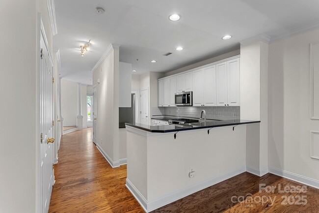 Building Photo - 1192 Hampton Gardens Ln