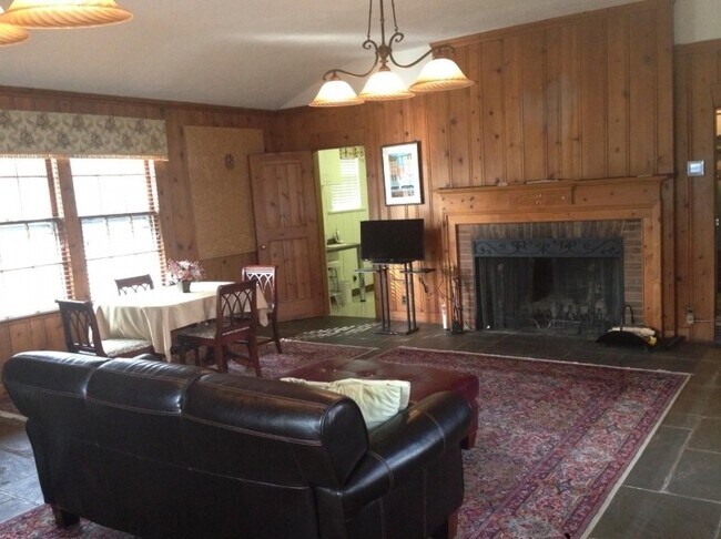 Building Photo - 82 Winsor Pl