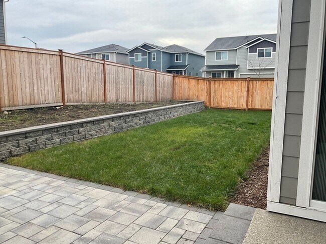 Building Photo - Beautiful 4 Bedroom, 2.5 Bath Home Availab...