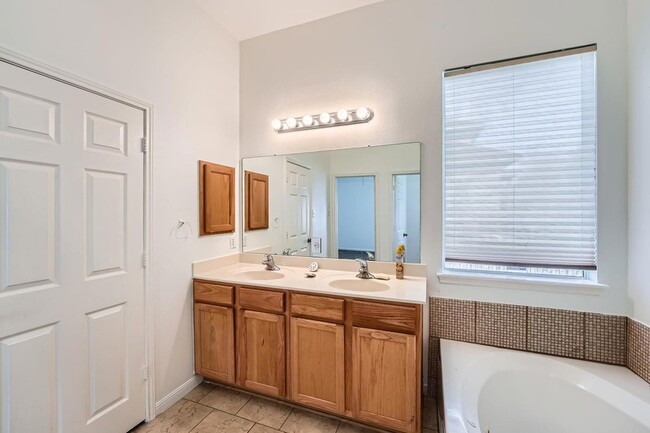 Building Photo - 1402 Weatherford Dr