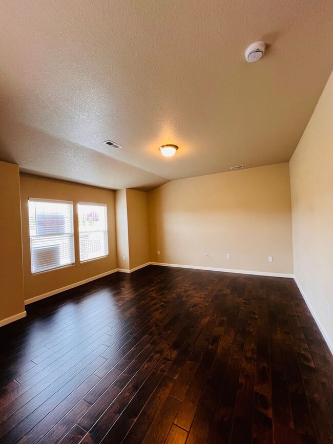 Building Photo - 5640 Shamrock Heights