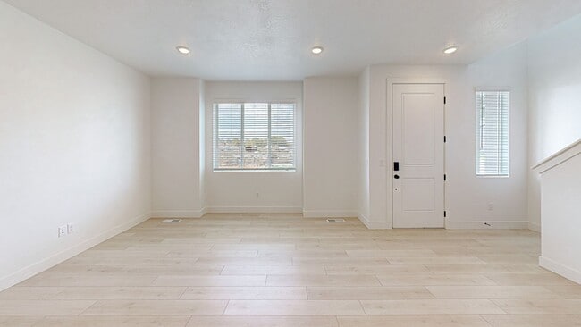 Building Photo - Stunning End Unit Townhome in Sunrise Ranch - Mapleton