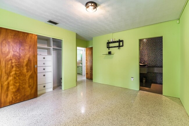 Building Photo - Unique 3 Bed, 3 Bath Waterfront Property w...