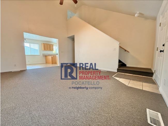 Building Photo - MOVE IN SPECIAL - 5 Bedroom 3.5 Bath Duplex - 2 car garag