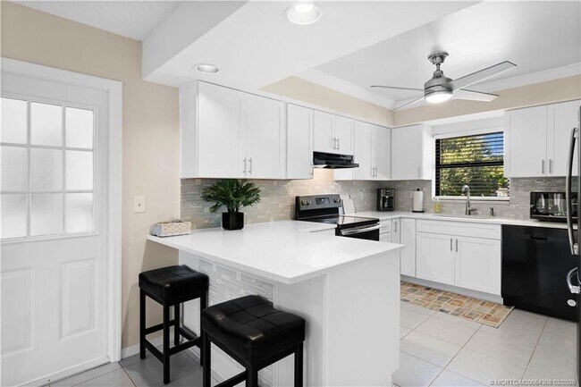 Building Photo - 4885 SE Capstan Ave