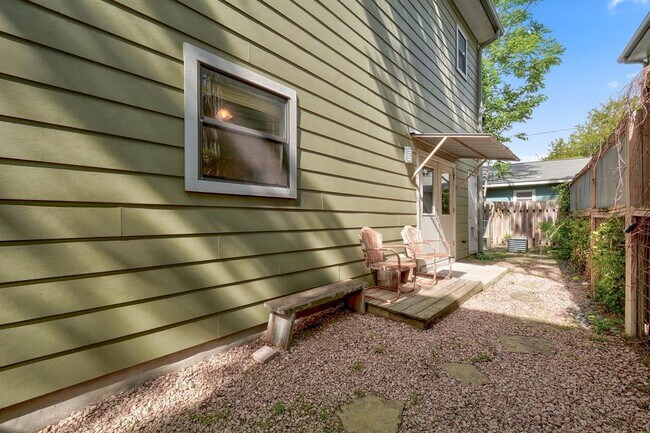 Building Photo - 1203 E 2nd St