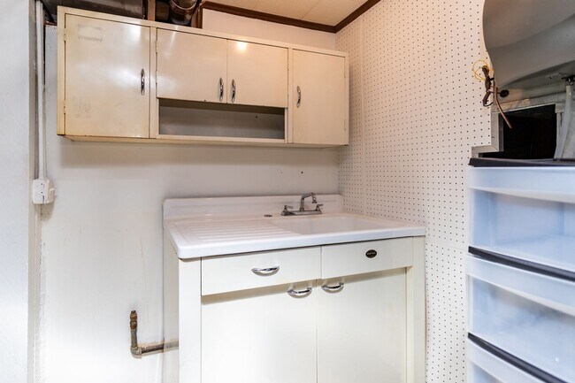 Building Photo - Lovely Downtown Property!