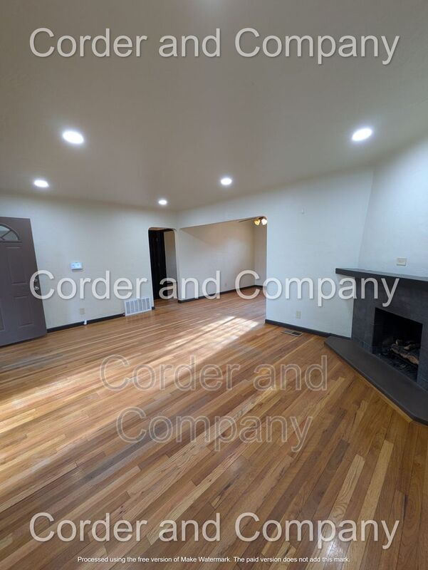 Building Photo - 302 Valencia Dr NE