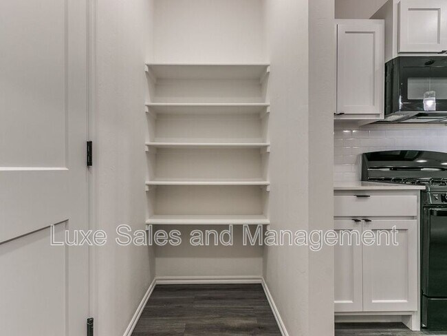 Building Photo - 10908 Oak Holw Ln