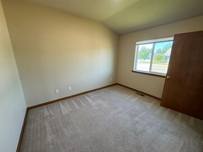 Building Photo - 4 Bedroom, 2 Bath House! Available to Rese...