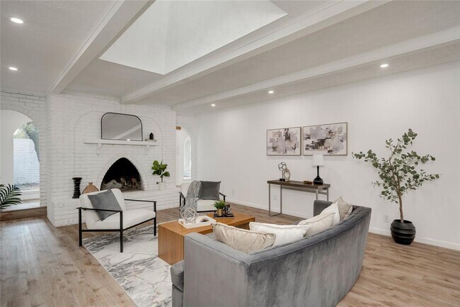 Building Photo - 4202 N Hills Dr