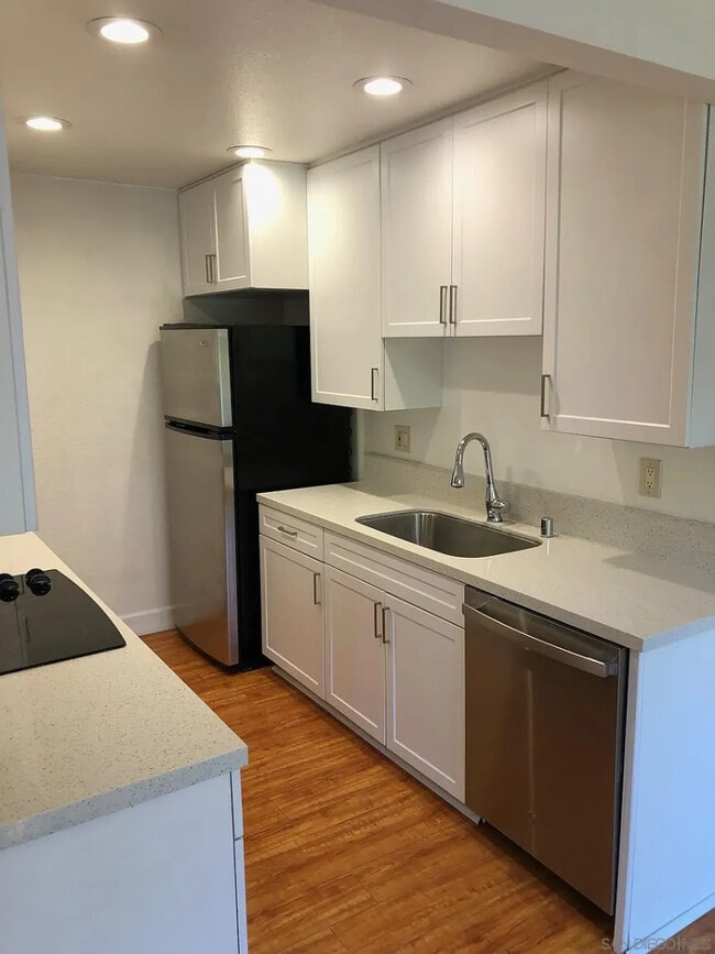 Building Photo - Light-Filled 1BR Retreat with Utilities Included in Prime La Jolla Locale