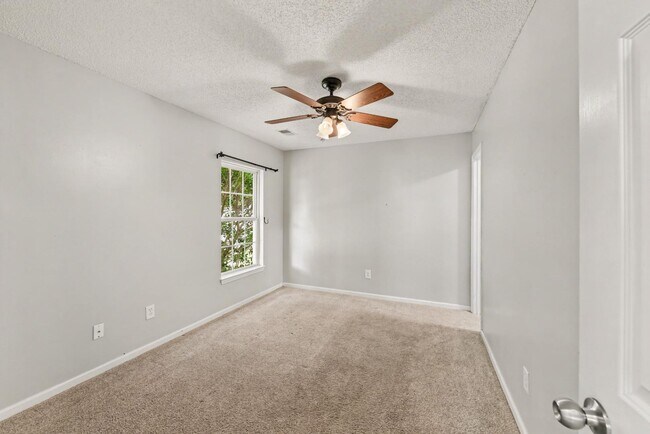 Building Photo - 109 Larkspur Dr