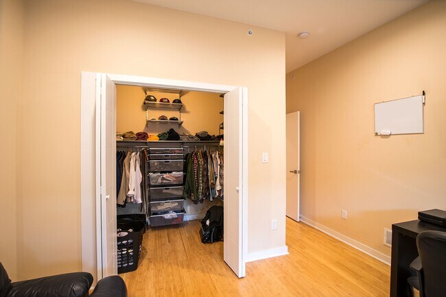 Building Photo - Graduate Hospital Three Bedroom Home