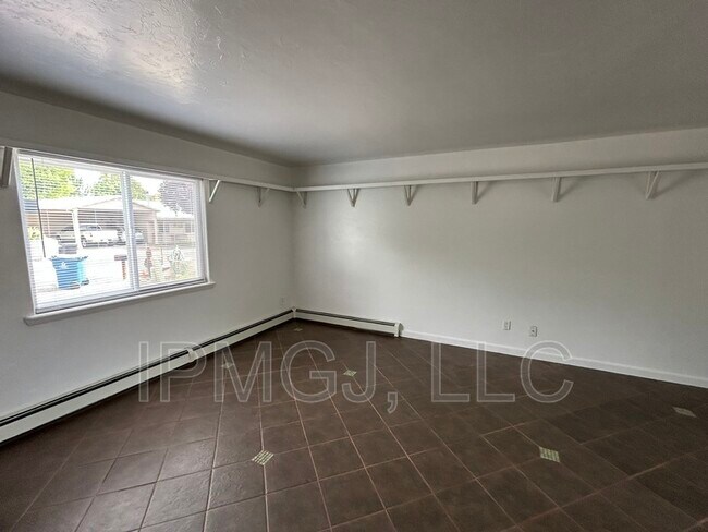 Building Photo - 2867 Pinyon Ave