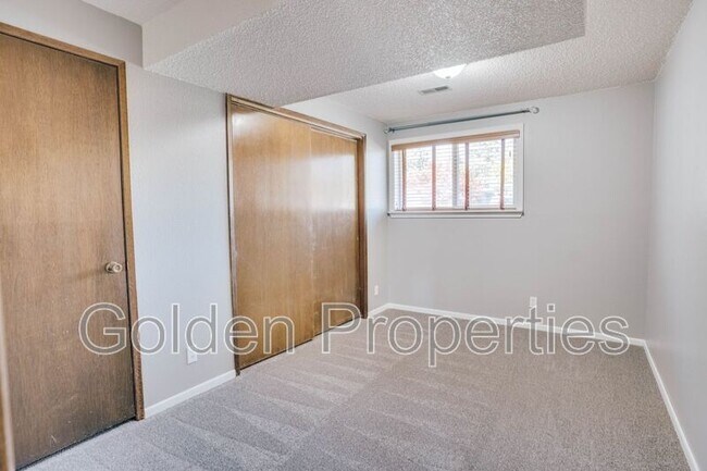 Building Photo - 3703 E Pine Hill Dr