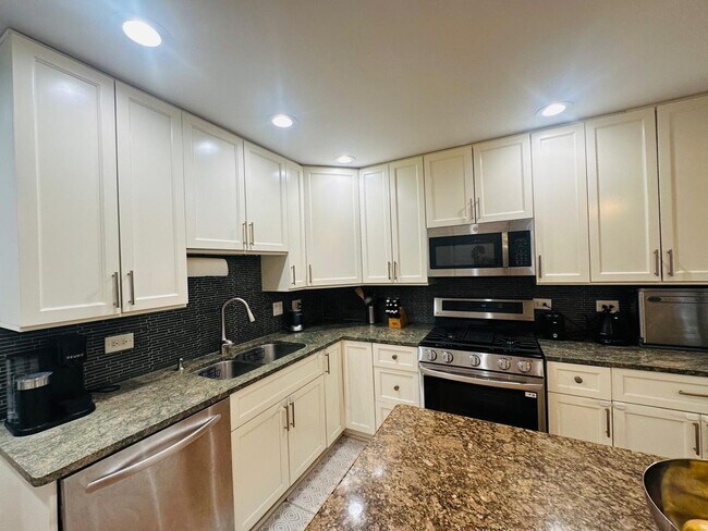 Building Photo - 2062 Danbury Pl