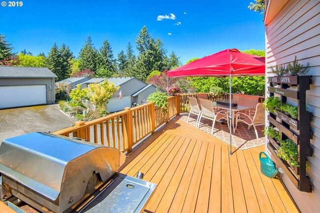 Building Photo - Bright and Airy 3 Bed, 2.5 Bath Stunning H...