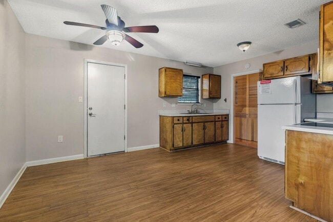 Building Photo - 400 31st St