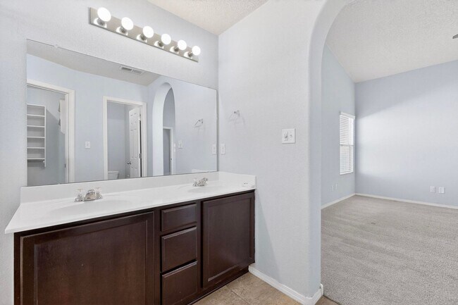 Building Photo - Montano Unser NW 3/4 bedroom 2/bath 2/Car garage