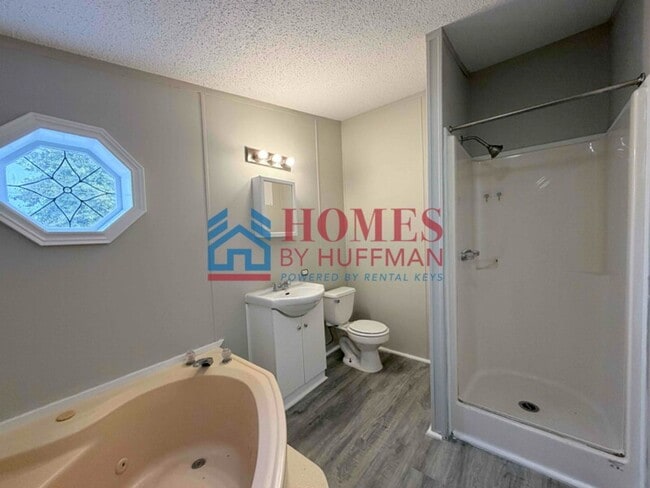 Building Photo - Three Bedroom | Two Bath House