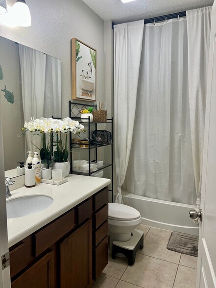 Building Photo - 700 Briar View Dr