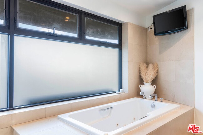 Building Photo - 8634 Franklin Ave