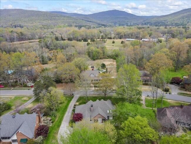 Building Photo - Stunning 3 bed 2.5 bath home in Cove Creek...
