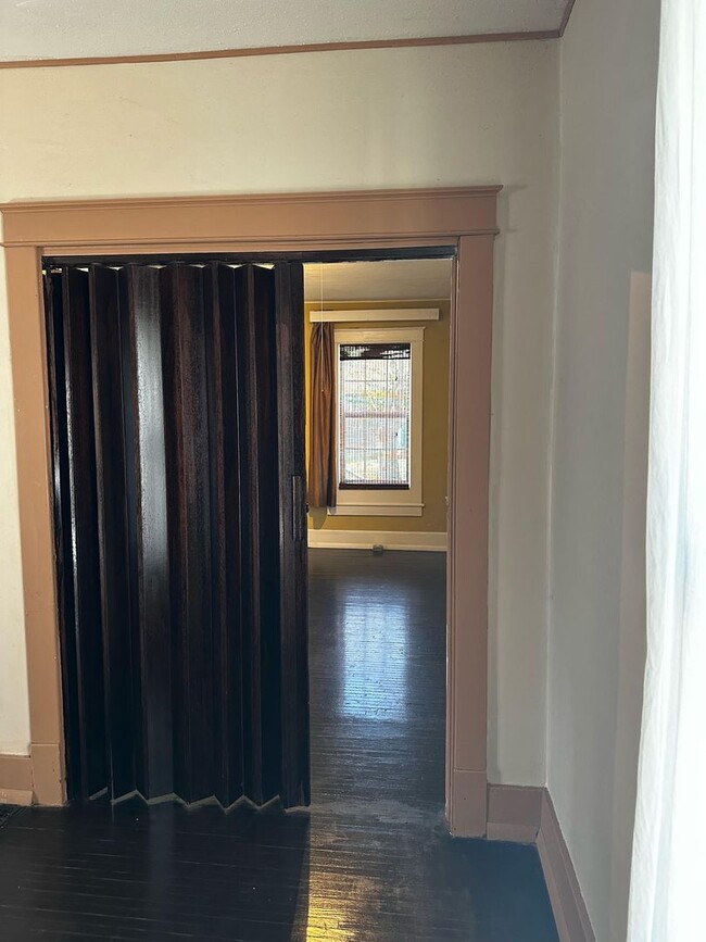 Building Photo - 3 bd, 1 ba house just north of downtown, w...