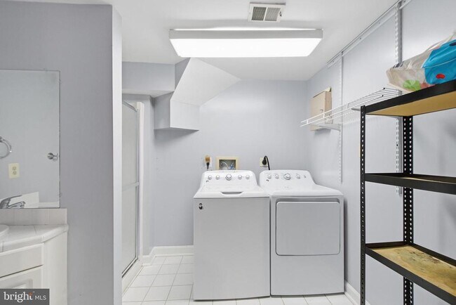 Building Photo - 6323 Barcroft Mews Dr