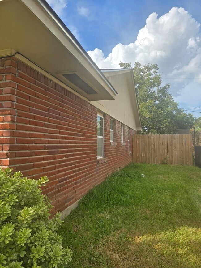 Building Photo - 4122 Beran Dr