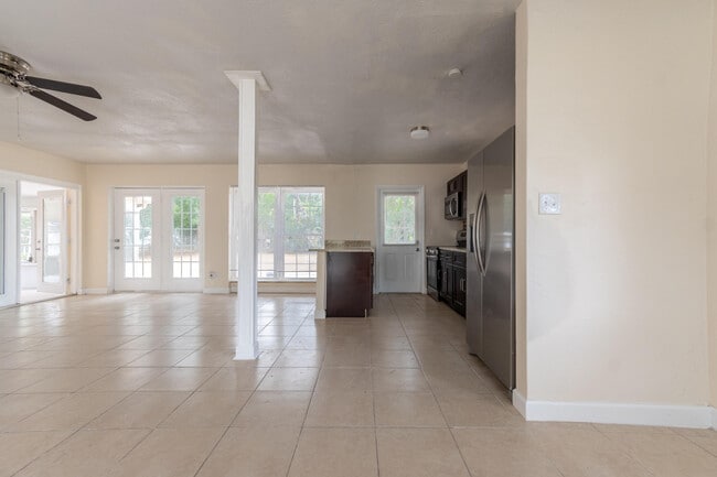 Building Photo - 170 SE Serenata Ct