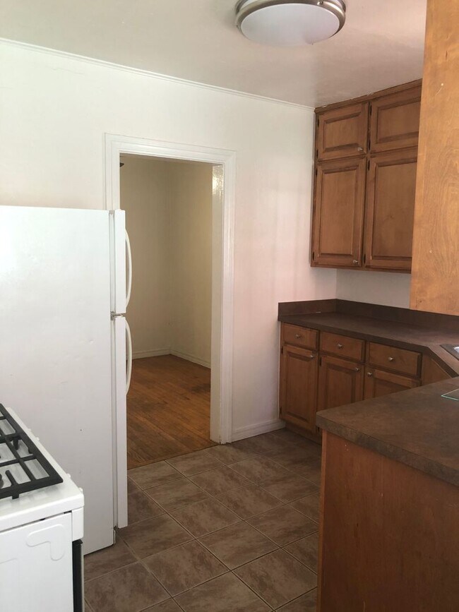 Building Photo - 2 Bed 1 Bath - Refrigerator Included - Urb...