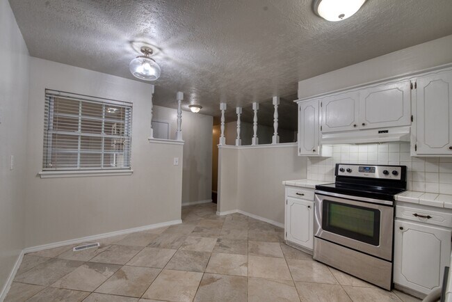 Building Photo - 301 Ellison St