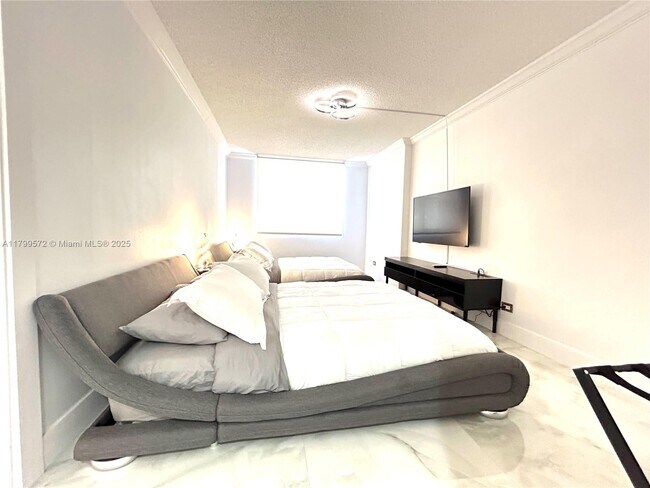 Building Photo - 6039 Collins Ave
